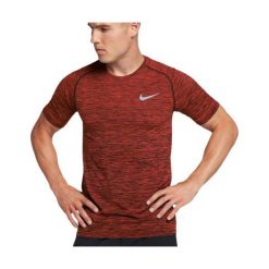 Nike M NK DF KNIT TOP SS, 10 | URUCHOMIENIE | MĘŻCZYZNA | TOP Z KRÓTKIM RĘKAWEM | PORT WINE / HYPER CRIMSON | XL. Czerwone koszulki męskie Nike, xl, bez wzorów, sportowe, bez kołnierzyka, z krótkim rękawem, krótkie. W wyprzedaży za 214,22 zł.