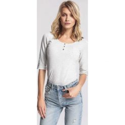 Jasnoszara Bluzka Unwavering. Szare bluzki damskie other, xl, bez wzorów, z dzianiny, z okrągłym kołnierzem, z krótkim rękawem. Za 24,99 zł.