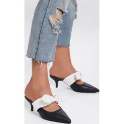 Czarne Klapki Amnesia. Czarne klapki damskie Renee, bez wzorów, bez obcasa, na obcasie. Za 39,99 zł.