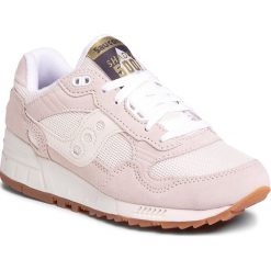 Sneakersy SAUCONY - Shadow 5000 S60405-24 Tan/Wht. Brązowe półbuty damskie Saucony, na co dzień, bez wzorów, z zamszu, bez obcasa, na płaskiej podeszwie, bez zapięcia. W wyprzedaży za 299,00 zł.