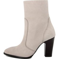 Skórzane botki w kolorze szarobrązowym. Szare botki damskie Bluetag, Gusto, bez obcasa, na obcasie, bez zapięcia. W wyprzedaży za 307,95 zł.