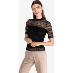 Guess Donata Top Czarny. Czarne bluzki damskie Guess, s, w koronkowe wzory, z elastanu, bez kołnierzyka. Za 206,95 zł.