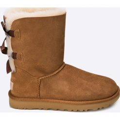 UGG - Buty Classic Bailey Bow II. Brązowe botki damskie na obcasie marki Ugg, z futra. Za 999,90 zł.