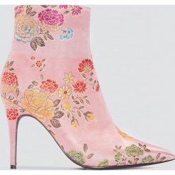NA-KD Shoes Satynowe botki w żakardowe kwiaty - Pink. Różowe botki damskie NA-KD Shoes, z satyny, na wysokim obcasie, na obcasie, bez zapięcia. W wyprzedaży za 60,88 zł.