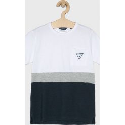 Guess Jeans - T-shirt dziecięcy 118-175 cm. Białe t-shirty chłopięce Guess Jeans, z aplikacjami, z bawełny, bez rękawów. W wyprzedaży za 69,90 zł.