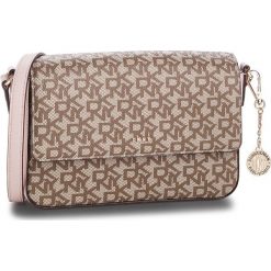 Torebka DKNY - Bryant Md Flap Cbody R82EJ467 Chino Logo/Ico Bls QIB. Pomarańczowe torebki klasyczne damskie DKNY, z aplikacjami, ze skóry ekologicznej, zdobione, bez dodatków. W wyprzedaży za 399,00 zł.