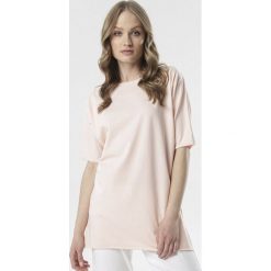 Jasnoróżowy T-shirt Raemare. Różowe bluzki damskie Born2be, xl, bez wzorów, z dzianiny, z okrągłym kołnierzem, z krótkim rękawem. Za 39,99 zł.