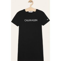 Calvin Klein Jeans - Sukienka dziecięca 116-176 cm. Czarne sukienki dziewczęce Calvin Klein Jeans, z nadrukiem, z bawełny, casualowe, z krótkim rękawem, krótkie, mini, proste. Za 249,90 zł.