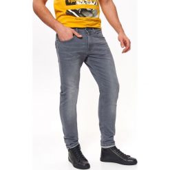 SPODNIE DENIMOWE O KROJU SLIM. Szare rurki męskie marki Top Secret, na lato, z jeansu. W wyprzedaży za 59,99 zł.