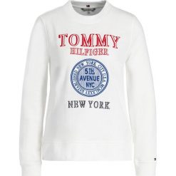 Bluza TOMMY HILFIGER Delia WW0WW25167. Białe bluzy damskie TOMMY HILFIGER, s, bez wzorów, z bawełny, bez rękawów, bez kaptura. W wyprzedaży za 299,00 zł.