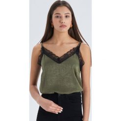 Bieliźniany top z koronką - Zielony. Zielone topy damskie Cropp, xl, w koronkowe wzory, z koronki, bez kołnierzyka. W wyprzedaży za 29,99 zł.
