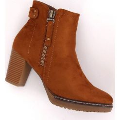 Brązowe Botki na obcasie zamszowe camel 8B856 Camel. Pomarańczowe botki damskie ButyModne, na jesień, z zamszu, klasyczne, bez obcasa, na obcasie, na zamek. W wyprzedaży za 139,00 zł.