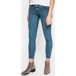 Wrangler - Jeansy Crop Zip. Niebieskie jeansy damskie marki Wrangler, z aplikacjami, z elastanu. W wyprzedaży za 229,90 zł.