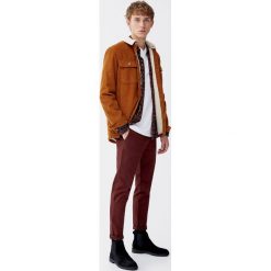 Spodnie chinosy skinny fit z paskiem. Czerwone rurki męskie marki Pull&Bear, m. Za 109,00 zł.