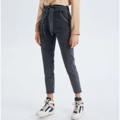 Jeansy paperbag - Szary. Szare jeansy damskie marki Cropp. Za 129,99 zł.