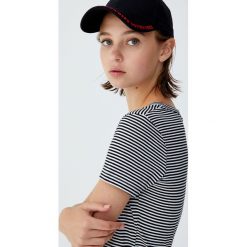 Koszulka basic w paski z szerokim obszyciem. Białe t-shirty damskie marki Pull&Bear, w paski. Za 29,90 zł.