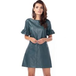 Sukienka w kolorze ciemnozielonym. Zielone sukienki damskie Far Far Fashion, Ryłko by Agnes&Paul, na co dzień, bez wzorów, ze skóry, z falbankami, bez rękawów, proste. W wyprzedaży za 149,95 zł.