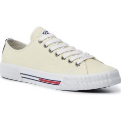 Tenisówki TOMMY JEANS - Classic Tommy Jeans Sneaker EN0EN00590 French Vanilla ZA0. Żółte półbuty damskie Tommy Jeans, bez wzorów, z jeansu, bez zapięcia. W wyprzedaży za 199,00 zł.