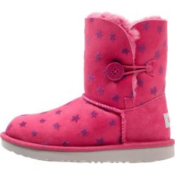 UGG BAILEY BUTTON II STARS Botki brambleberry. Czerwone botki damskie marki Ugg, z materiału. Za 719,00 zł.