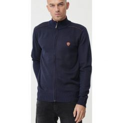 Ciemnoniebieski Sweter Farrer. Niebieskie golfy męskie Born2be, xl, z aplikacjami, prążkowane. Za 59,99 zł.
