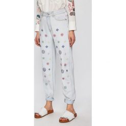 Desigual - Jeansy Rhomb. Niebieskie jeansy damskie Desigual, z haftami, z elastanu, z podwyższonym stanem. W wyprzedaży za 219,90 zł.