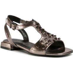 Sandały BETSY - 907019/05-03E Dk.Silver. Szare klapki damskie Betsy, bez wzorów, ze skóry ekologicznej, bez obcasa. W wyprzedaży za 139,00 zł.