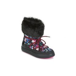 Śniegowce Crocs LODGEPOINT GRAPHIC LACE BOOT. Czarne klapki damskie Crocs, bez wzorów, bez obcasa. W wyprzedaży za 246,35 zł.
