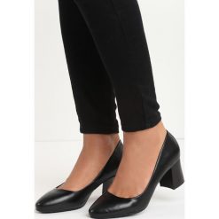 Czarne Czółenka Emissary. Czarne buty ślubne damskie marki Born2be, na obcasie. Za 44,99 zł.