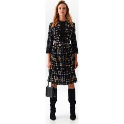 Plisowana sukienka z nadrukiem. Czarne sukienki damskie Top Secret, na zimę, z nadrukiem, z koronki, eleganckie, bez kołnierzyka, bez rękawów, plisowane. Za 179,99 zł.