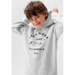 Mango Kids - Bluza dziecięca Cali 110-164 cm. Szare bluzy chłopięce Mango Kids, z nadrukiem, z bawełny, bez rękawów, z kapturem. W wyprzedaży za 55,90 zł.