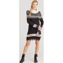 SUKIENKA TWINSET. Czarne sukienki damskie Twinset, na imprezę, s, w koronkowe wzory, z dzianiny, bez kołnierzyka, bez rękawów, mini. Za 624,50 zł.