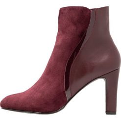 Mint&berry Botki bordeaux. Czerwone botki damskie skórzane marki mint&berry, klasyczne. Za 379,00 zł.