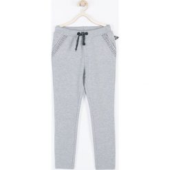 Coccodrillo - Spodnie dziecięce 92-122 cm. Szare spodnie dziewczęce COCCODRILLO, bez wzorów, z dzianiny, sportowe. W wyprzedaży za 27,90 zł.