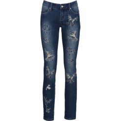 Dżinsy Skinny z haftem bonprix niebieski "stone”. Niebieskie rurki damskie marki bonprix, z haftami, z jeansu. Za 129,99 zł.