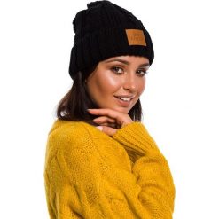 Czapka ze splotem warkoczowym - czarna. Czarne czapki damskie BE, z aplikacjami, ze skóry. W wyprzedaży za 59,00 zł.
