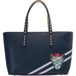 Trussardi Jeans CUMINO Torebka navy blue. Niebieskie torebki klasyczne damskie Trussardi Jeans, bez wzorów, z jeansu, bez dodatków. Za 609,00 zł.