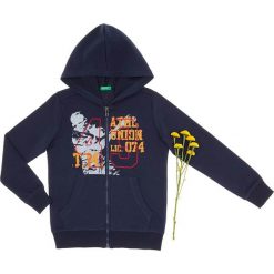 Bluza w kolorze granatowym. Niebieskie bluzy niemowlęce Benetton Kids, z nadrukiem, z bawełny, bez rękawów, bez kaptura. W wyprzedaży za 42,95 zł.
