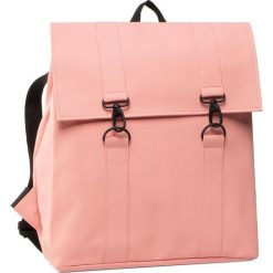 Plecak RAINS - Msn Bag 1213 Coral. Różowe torby męskie skórzane Rains, bez wzorów, ze skóry ekologicznej, sportowe. W wyprzedaży za 179,00 zł.
