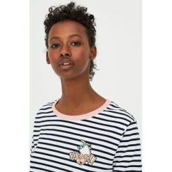 Koszulka z krótkim rękawem i naszywką. Białe koszulki damskie Pull&Bear, z aplikacjami, bez kołnierzyka. Za 49,90 zł.