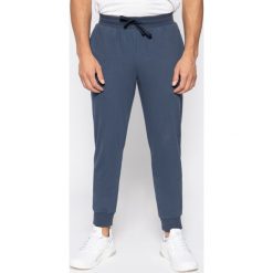 Spodnie dresowe Emporio Armani 111690 0P566 00335. Niebieskie jeansy męskie Emporio Armani, xxl, bez wzorów. W wyprzedaży za 229,00 zł.