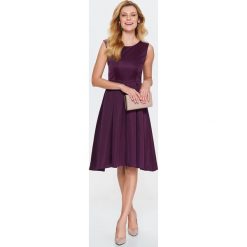 DAMSKA SUKIENKA FIT AND FLARE Z KORONKĄ I WIĄZANIEM NA PLECACH. Szare sukienki balowe Top Secret, na jesień, w koronkowe wzory, z koronki, z dekoltem na plecach, rozkloszowane. Za 139,99 zł.