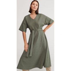 Sukienka ze strukturalnej dzianiny - Khaki. Brązowe sukienki damskie Reserved, s, bez wzorów, z dzianiny, bez kołnierzyka, bez rękawów. W wyprzedaży za 89,99 zł.