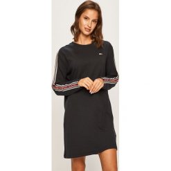 Tommy Jeans - Sukienka. Niebieskie sukienki damskie Tommy Jeans, na co dzień, s, z aplikacjami, z bawełny, casualowe, z okrągłym kołnierzem, z długim rękawem, długie, mini, proste. W wyprzedaży za 299,90 zł.