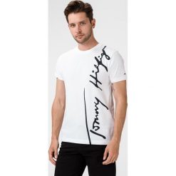 Tommy Hilfiger Koszulka Biały. Białe podkoszulki męskie TOMMY HILFIGER, xxl, z nadrukiem, z bawełny, bez kołnierzyka, z krótkim rękawem, krótkie. Za 223,95 zł.
