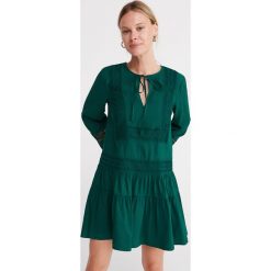 Sukienka z koronkowymi wstawkami - Khaki. Brązowe sukienki damskie Reserved, m, bez wzorów, z koronki, bez kołnierzyka, bez rękawów. Za 159,99 zł.