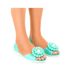 Zielone sandałki meliski z kwiatkiem HM701. Zielone sandały damskie ButyModne, z aplikacjami, eleganckie, bez obcasa, bez zapięcia. Za 65,99 zł.