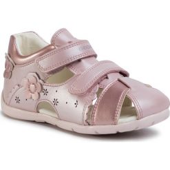 Sandały GEOX - B Kaytan G. A B0251A 044AJ C8007 Dk Rose. Różowe sandały dziewczęce Geox, ze skóry ekologicznej, bez zapięcia. Za 239,00 zł.