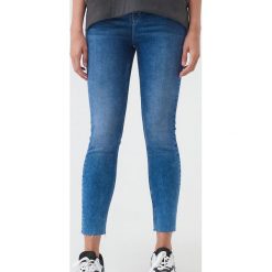 Jeansy skinny z wysokim stanem -. Jeansy damskie Sinsay, bez wzorów, z jeansu, z podwyższonym stanem. Za 69,99 zł.