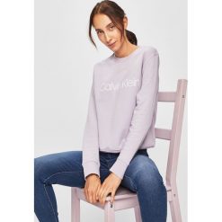 Calvin Klein - Bluza. Białe bluzy damskie Calvin Klein, s, z nadrukiem, z bawełny, bez rękawów, bez kaptura. W wyprzedaży za 259,90 zł.