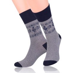 Skarpetki Steven - Męskie, Wzór Etniczny, Popiel SKSTVN55056mszarykogut2. Szare skarpetki męskie More, bez wzorów, z tkaniny. Za 12,90 zł.